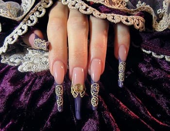 Дизайна ногтей с королевскими вензелями