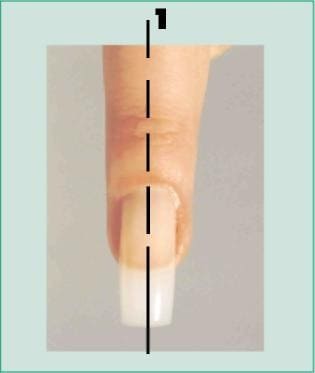Средняя линия нарощенного ногтя