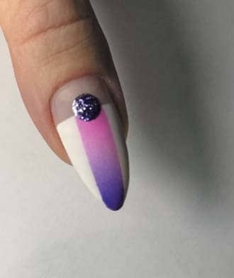 Украшение фиолетового дизайна ногтей
