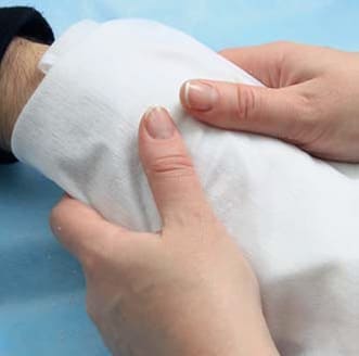 Обертывание рук при мужском спа маникюре